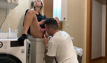 18-летнюю сучку ебут в ванной на вписке